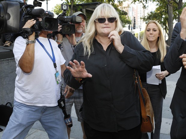Debbie Rowe, ex-mulher de Michael Jackson, chega ao tribunal de Los Angeles, nesta quinta (15) (Foto: REUTERS/Mario Anzuoni)