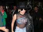 Lady Gaga usa look sexy e mostra demais em lançamento de CD