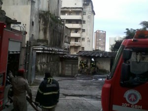 Incêndio atinge área externa do Hospital das Clínicas em Salvador  (Foto: Eudes Benício/ Arquivo Pessoal)