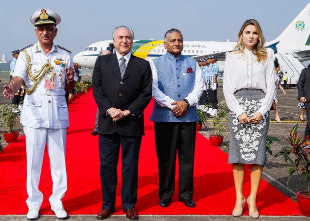 Temer e Marcela são recepcionados, na base aérea de Goa, pelo general Vilay Kumar Singh, ministro indiano para Assuntos Externos (Foto: Beto Barata/PR)