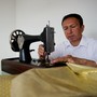Colombiano é escolhido para fazer traje do Papa (Luis Robayo/AFP)