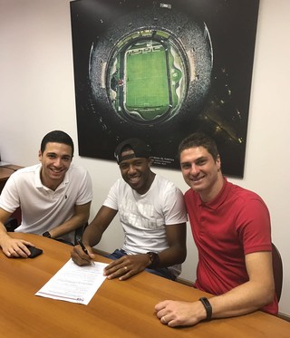 Jucilei assina contrato São Paulo (Foto: Divulgação)