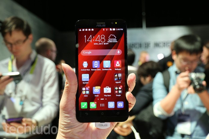 Zenfone 2 apresenta uma tela com resolução Full HD e maior do que o modelo 5 (Foto: Isadora Diaz/TechTudo)