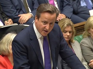 O premiê britânico, David Cameron, fala no Parlamento britânico, nesta sexta-feira (26), e pede votos a favor da intervenção militar do Reino Unido no Iraque  (Foto:  REUTERS/UK Parliament via REUTERS TV)