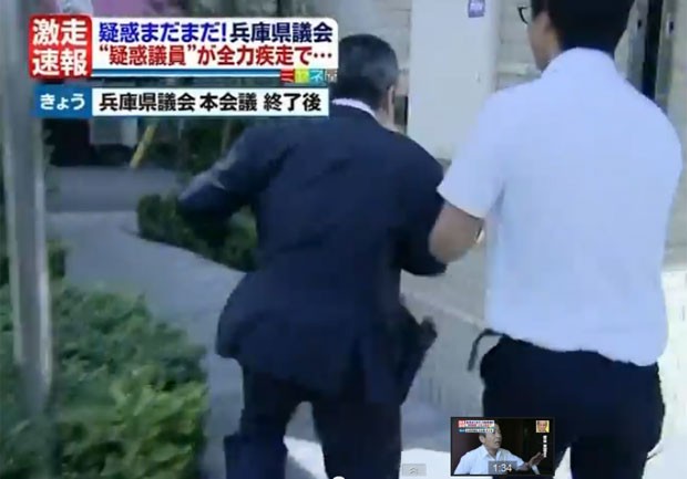 Hideo Iwatani correu em disparada quando os repórter o cercaram (Foto: Reprodução/YouTube/Yuta Yamada)