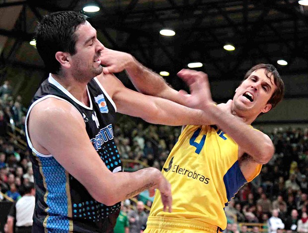 Marcelinho Brasil Argentina basquete (Foto: Christian Rizzi / Agência Estado)