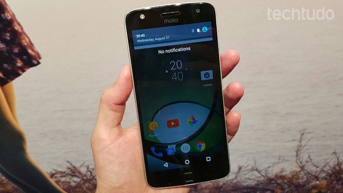 Moto Z Play tem 5,5 polegadas Full HD (Foto: Thassius Veloso/TechTudo)