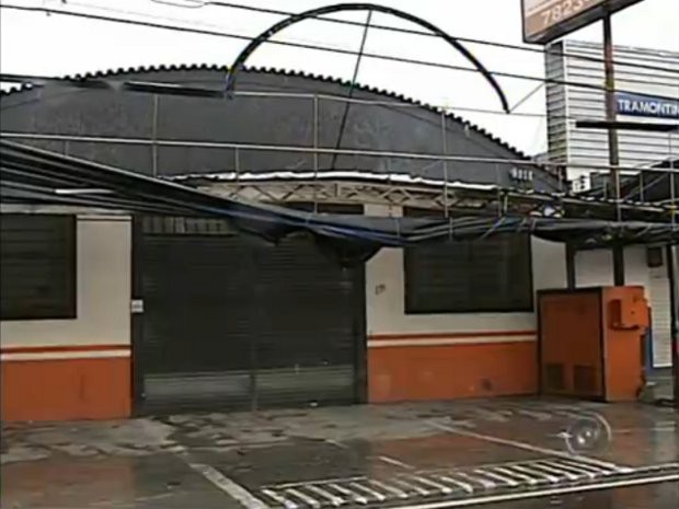 A chuva e o vento forte arrancaram o toldo de uma loja (Foto: Reprodução / TV Tem)