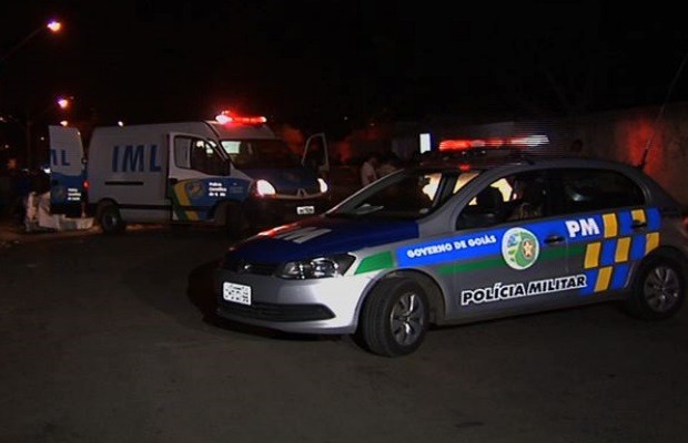 Casal foi abordado enquanto caminhava para a casa da vítima, em Goiânia, Goiás (Foto: Reprodução/ TV Anhanguera)