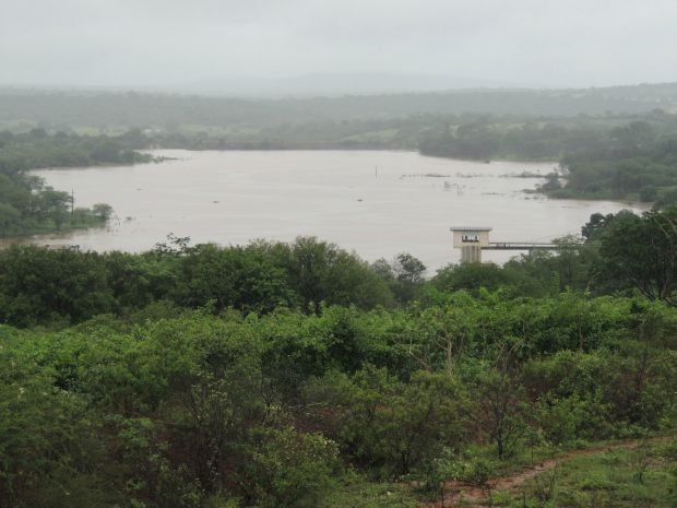 Brragem de Truvisco na Bahia transbordou e precisou abrir as comportas, atingindo municípios vizinhos (Foto: Lay Amorim / Brumado Notícias)