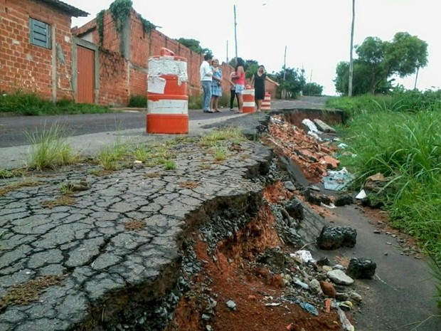 Problema de erosão começou há dois anos em rua de Tatuí (Foto: Cláudio Nascimento/TV TEM)