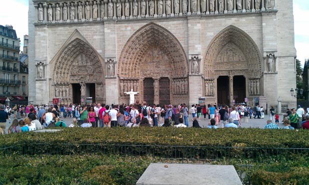 Notre Dame de Paris exibe réplica do Cristo Redentor (Foto: Divulgação/BBC)