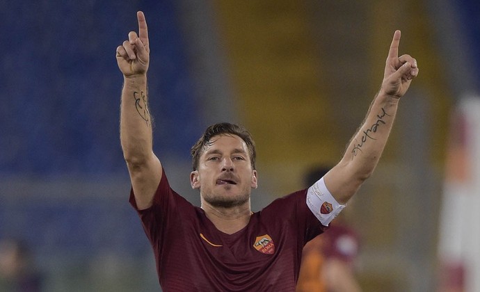 Totti comemora gol do Roma (Foto: Reprodução de Twitter)