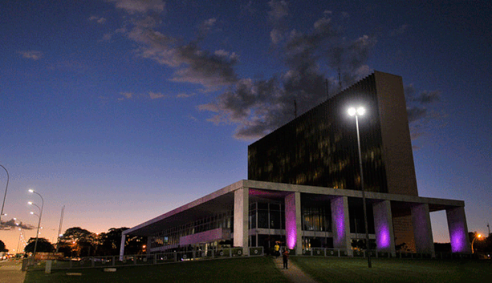 Buriti ficará iluminado de lilás até 30 de junho (Foto: Nilson Carvalho/Agência Brasília)