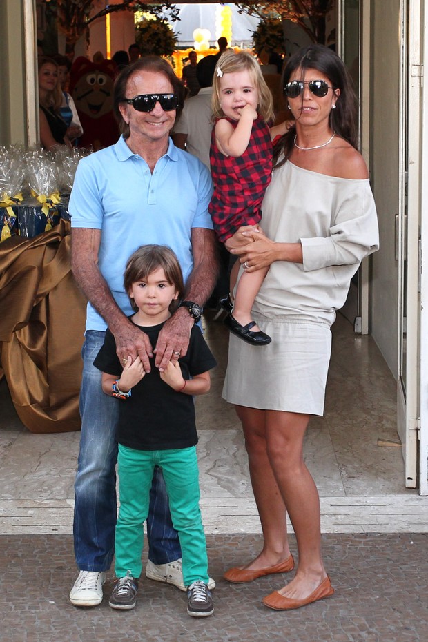 Emerson Fittipaldi com esposa e filhos (Foto: Manuela Scarpa e Amauri Nehn/Foto Rio News)