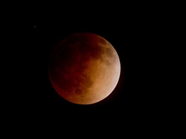 A Lua vermelha vista de Burbank, na Califórnia. (Foto: Kevin Winter / Getty Images / AFP Photo)