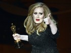 Adele se emociona ao ser premiada no Oscar