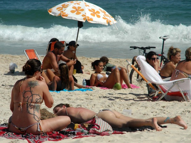 Movimentação de banhistas e turistas na praia de Ipanema, na tarde desta segunda (Foto: Alessandro Buzas / Futura Press / Estadão Conteúdo)