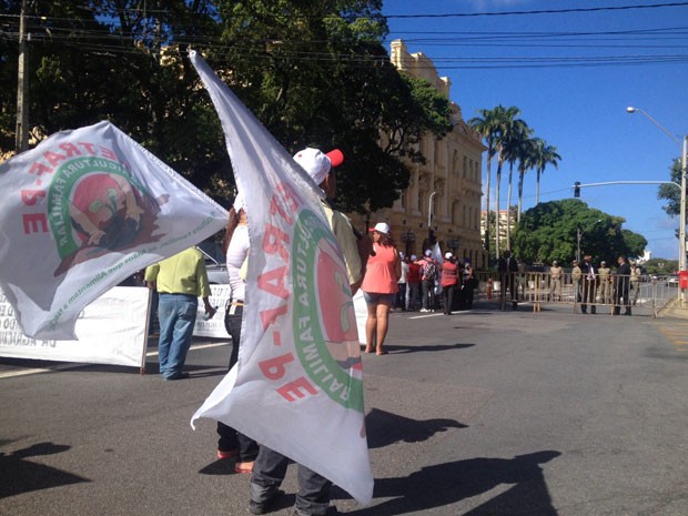 Trabalhadores estão próximos ao Palácio, que teve a entrada isolada por seguranças (Foto: Kety Marinho/ TV Globo)