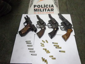 Polícia apreendeu armas e munições (Foto: Polícia Militar/Pará de Minas)
