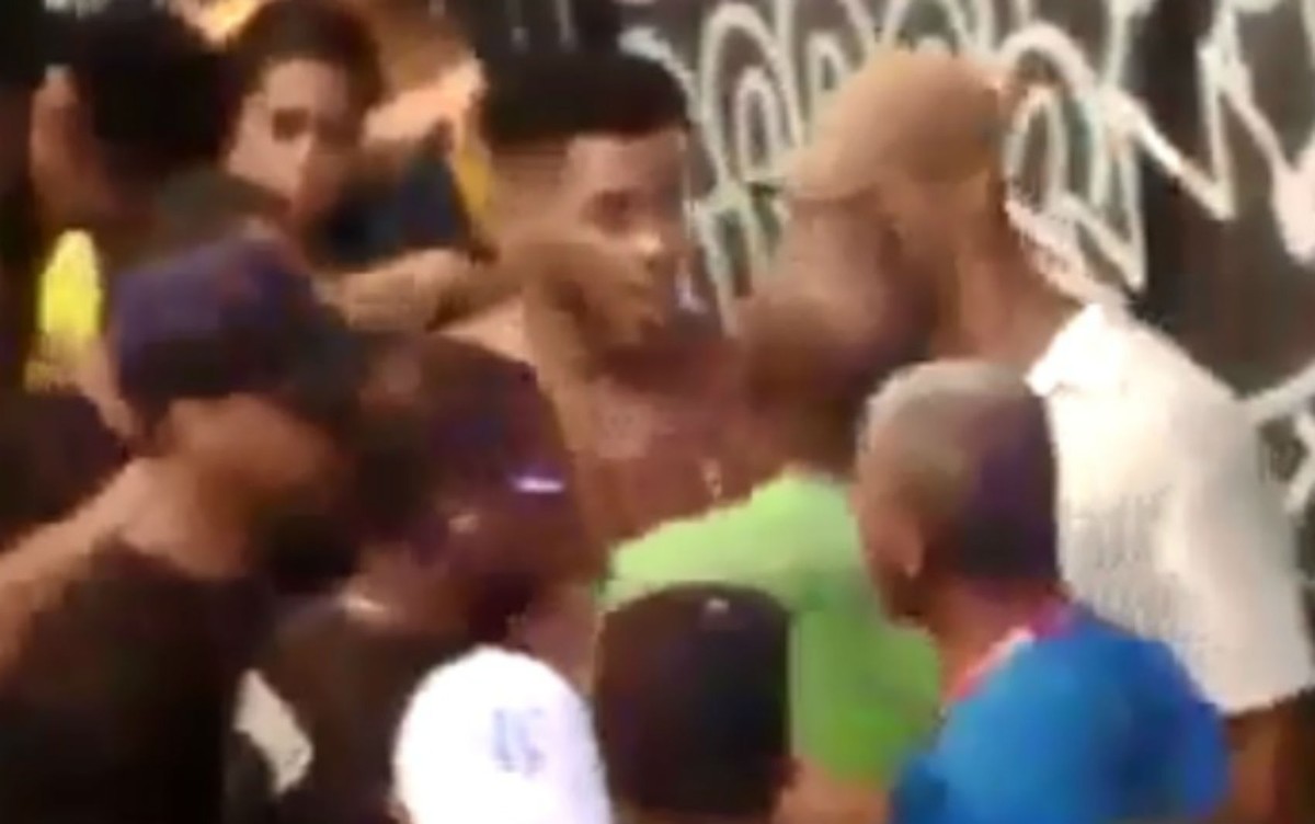 Bloco Condenado A Pagar R Mil Por Seguran As Agredirem Foli O Ap S Beijo Gay Na Ba Falou