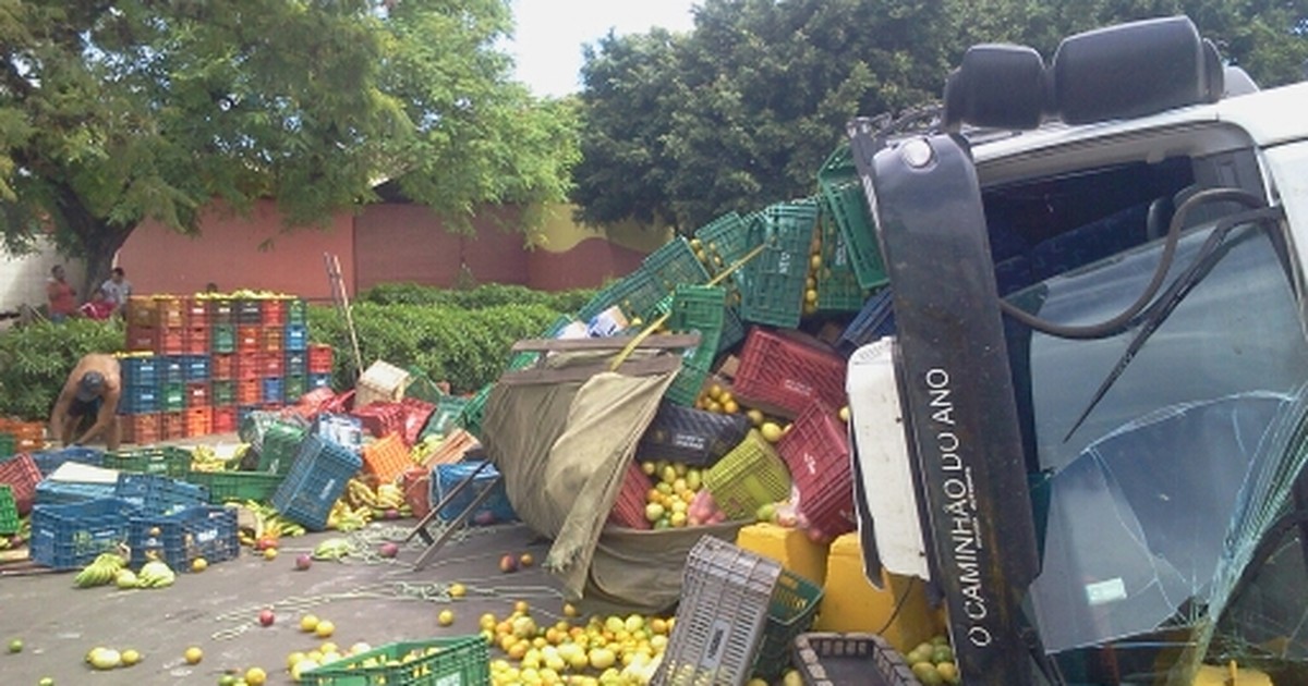 G Caminh O Carregado De Frutas Tomba E Deixa Dois Feridos Em Porto