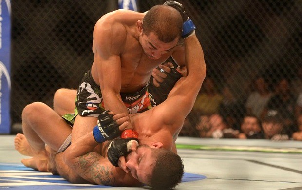 José Aldo e Chad Mendes durante a melhor luta do UFC 179, no Rio (Foto: André Durão / Globoesporte.com)