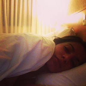 Anitta em foto deitada na cama antes de dormir (Foto: Instagram/ Reprodução)