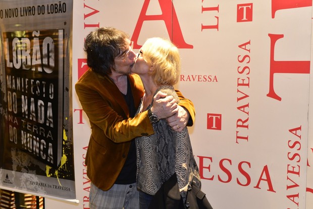 Lobão beija a mulher, Regina (Foto: Andre Muzzel/Ag News)