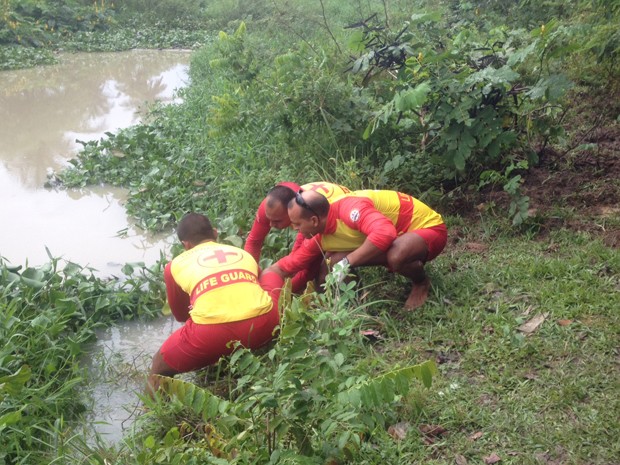 Corpo de homem foi retirado do Rio Jaguaribe com mãos e pés amarrados (Foto: Walter Paparazzo/G1) Corpo de homem foi retirado do Rio Jaguaribe com mãos e pés amarrados (Foto: Walter Paparazzo/G1)