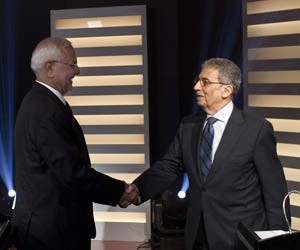 Os candidatos a presidente Amr Moussa (dir.) e Abdel Moneim Abol Fotouh se cumprimentam durante debate no Egito (Foto: Almasry Alyoum Newspaper /Ahmed Hayman / Reuters)