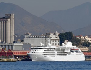 "Silver Cloud", navio dos atletas americanos do basquete (Foto: VANDERLEI ALMEIDA / AFP)