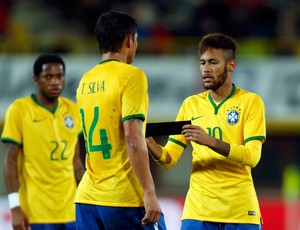 Neymar e Thiago Silva braçadeira de capitão Brasil x Áustria (Foto: Reuters) Neymar e Thiago Silva braçadeira de capitão Brasil x Áustria (Foto: Reuters)
