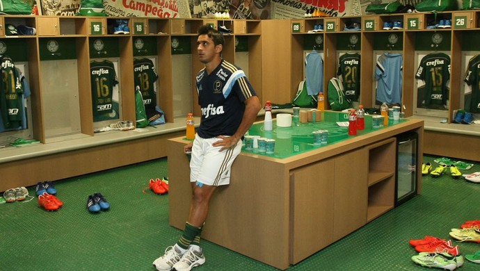 Polivalente, Robinho joga pressão nos atletas 