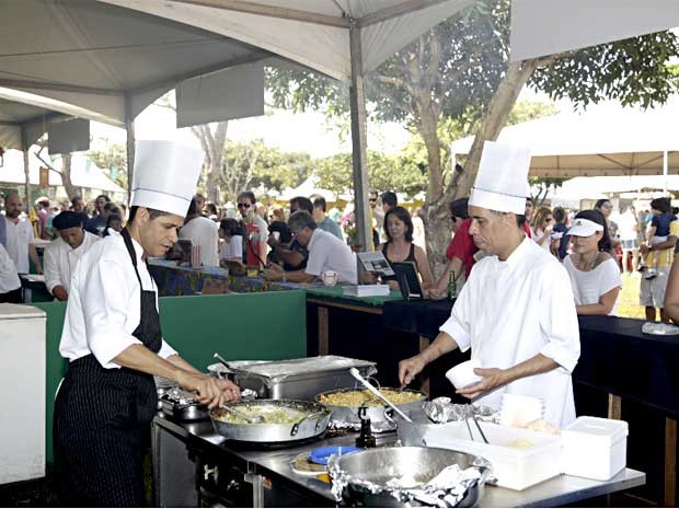 Cozinheiros preparam pratos durante festival gastronômico "Brasil Sabor" (Foto: Daniel Mira/Diivulgação)