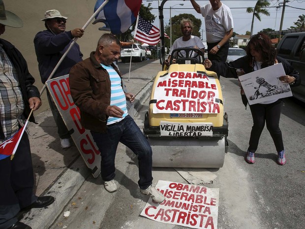Manifestantes protestam nesta segunda-feira (21) em Miami contra visita de Barack Obama a Cuba (Foto: REUTERS/Carlo Allegri)