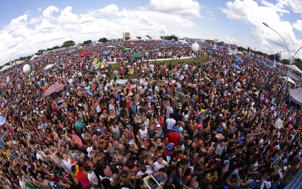 Foliões na Praça do Cruzeiro no desfile do bloco Babydoll de Nylon, em Brasília (Foto: Paulo Cavera/Divulgação)