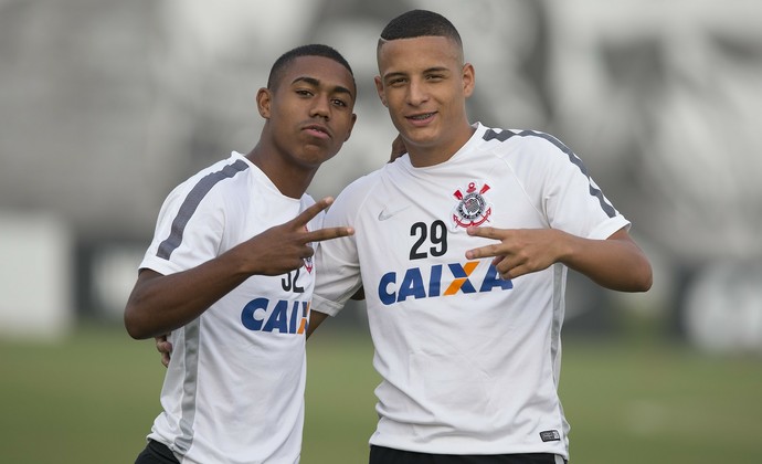 Dos pipas na base aos apelidos no CT: Arana e Malcom celebram a amizade