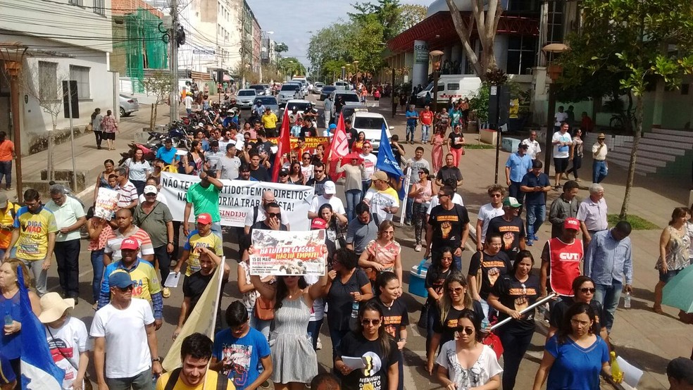 Manifestantes caminharam até o Terminal Urbano de Rio Branco (Foto: Aline Nascimento/G1)
