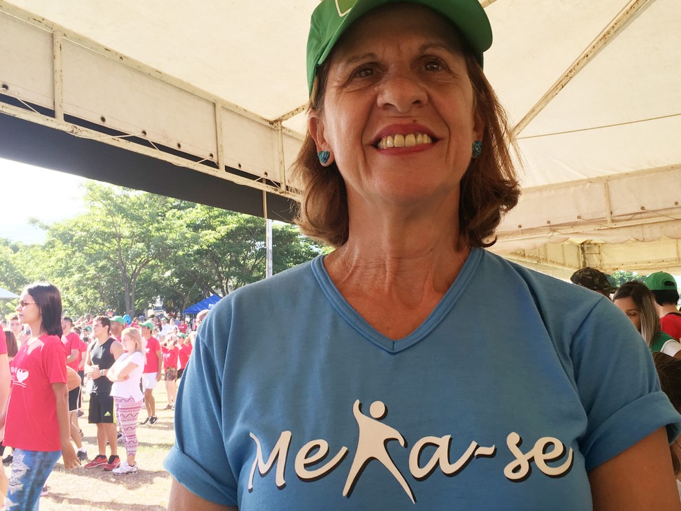 Maria Rosa aprovou a Caminhada pela Vida e aproveitou o evento para conferir a pressão (Foto: Stephanie Fonseca/G1)