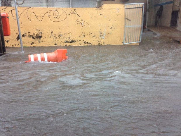 Chuvas deixam ruas alagadas na Cohab em São Luís (Foto: Colaboração/Rafa Lima)