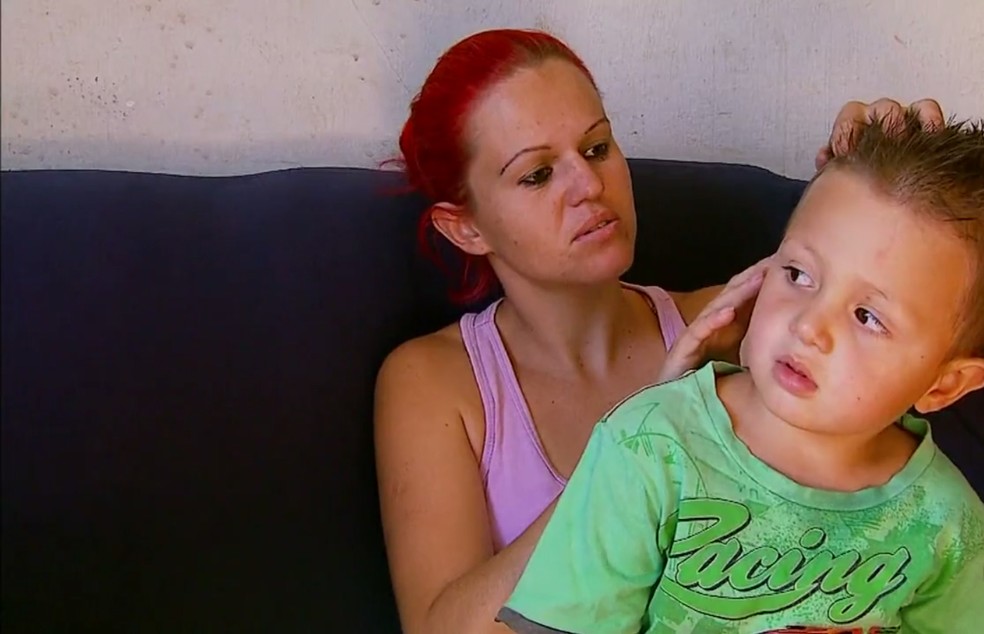Mãe do garoto disse que abraçou o filho durante o acidente com o carro da prefeitura de São Sebastião do Paraíso (MG) (Foto: Reprodução EPTV/Cacá Trovó)