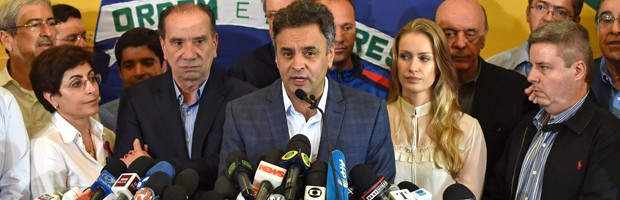 Aécio deseja sucesso a Dilma e pede união (Yasuyoshi Chiba/AFP)