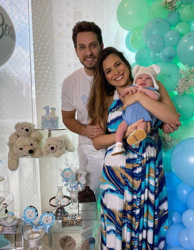 Eliéser Ambrosio e Kamilla Salgado com o filho, Bento (Foto: Reprodução/Instagram) Eliéser Ambrosio e Kamilla Salgado com o filho, Bento (Foto: Reprodução/Instagram)