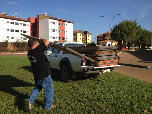 Fiscais da comissão do TRE realizando a retirada dos cavaletes (Foto: Ivanete Damasceno/G1)