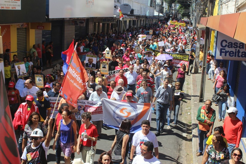 Manifestantes saíram em caminhada pelas ruas do Centro de Teresina  (Foto: Catarina Costa/G1)