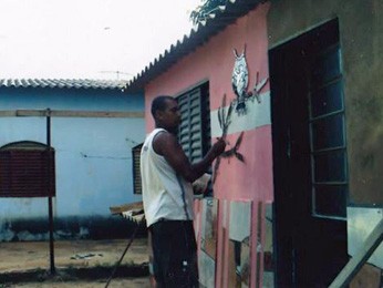 Willam Pereira trabalhando em mosaico de coruja ao lado de seu ateliê (Foto: Willam Pereira/Reprodução)