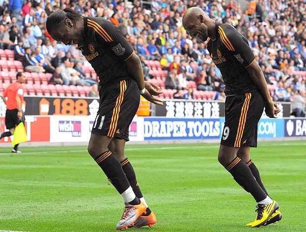 Drogba e Anelka comemoram gol do Chelsea (Foto: Reuters)