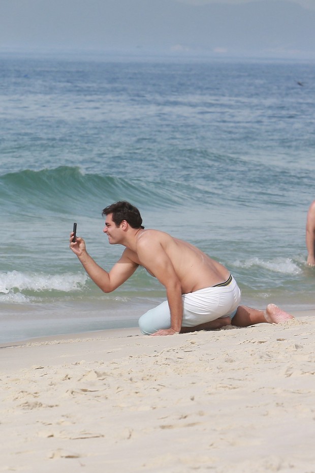 Thiago Lacerda na praia com a mesma bermuda (Foto: Dilson Silva / Agnews)