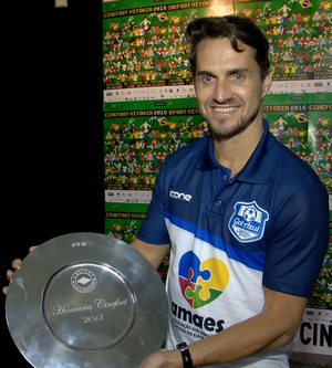 Ex-jogador Sávio recebe homenagem no CineFoot Vitória 2015 (Foto: Reprodução/TV Gazeta)